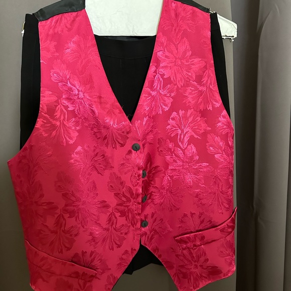 Beautiful vest that goes quite nicely with the black pleated skirt. - Picture 3 of 3